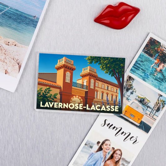 Magnet souvenir de la ville de Lavernose-Lacasse avec une illustration stylisée.