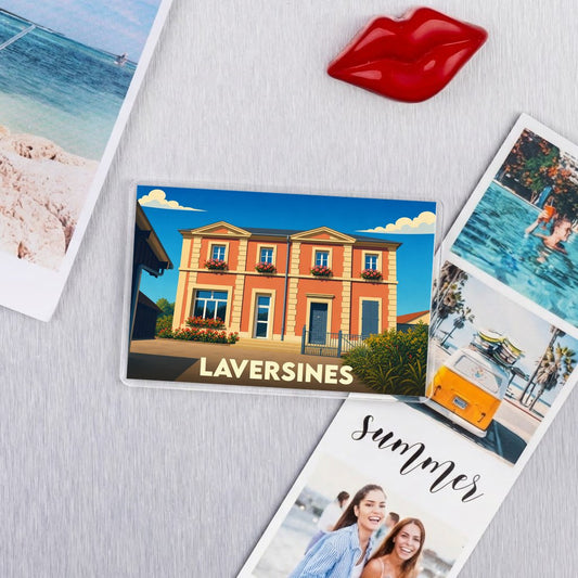 Magnet souvenir de la ville de Laversines avec une illustration colorée de sa mairie.