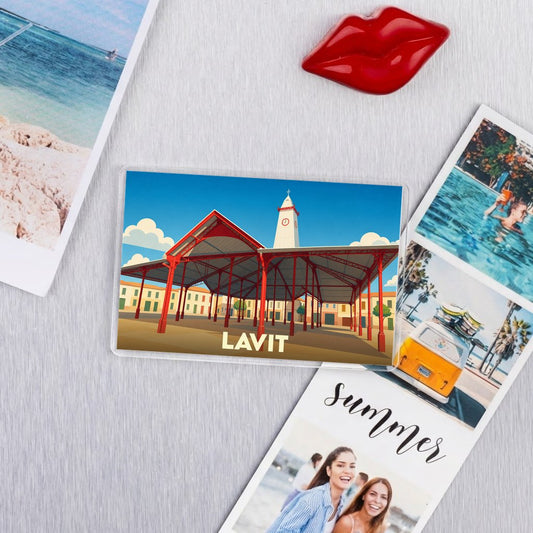 Magnet souvenir de la ville de Lavit avec une illustration stylisée de sa halle et de son clocher.