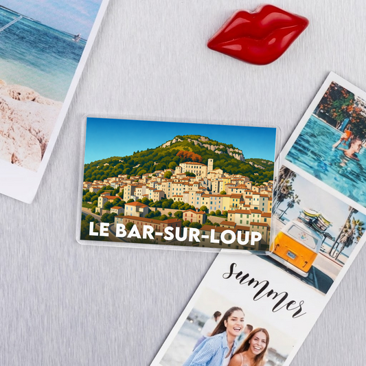 Magnet souvenir de la ville de Le Bar-sur-Loup avec une illustration stylisée.