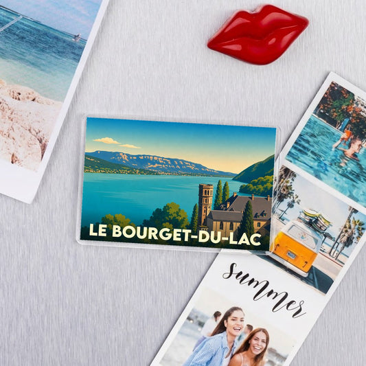 Magnet souvenir de la ville du Bourget-du-Lac avec une illustration stylisée du lac et du château.