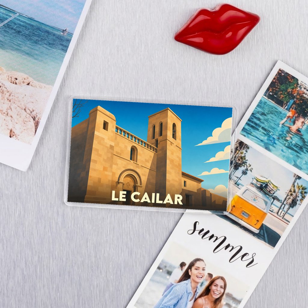 Magnet souvenir de la ville de Le Cailar avec une illustration stylisée de son église.