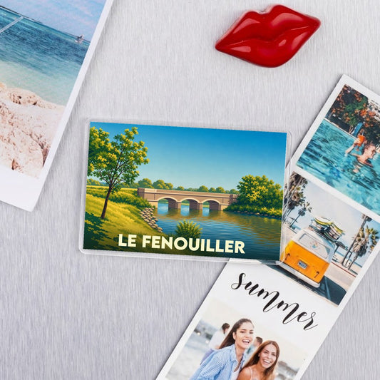 Magnet souvenir de la ville de Le Fenouiller avec une illustration stylisée représentant un pont de pierre.