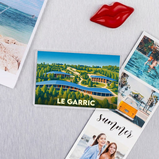 Magnet souvenir de la ville de Le Garric avec une illustration stylisée.