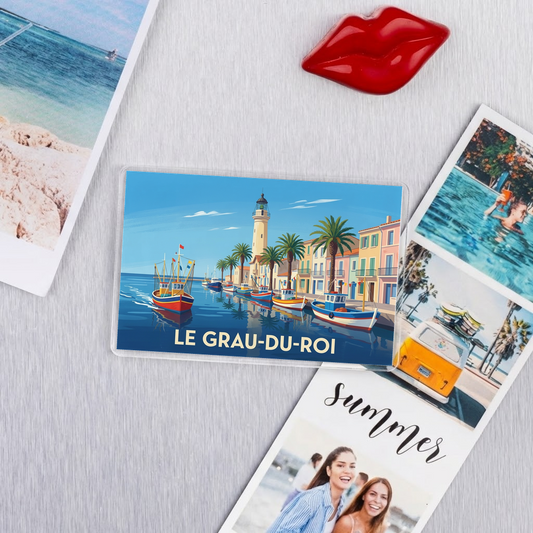 Magnet souvenir de la ville du Grau-du-Roi avec une illustration stylisée de son port et de son phare.