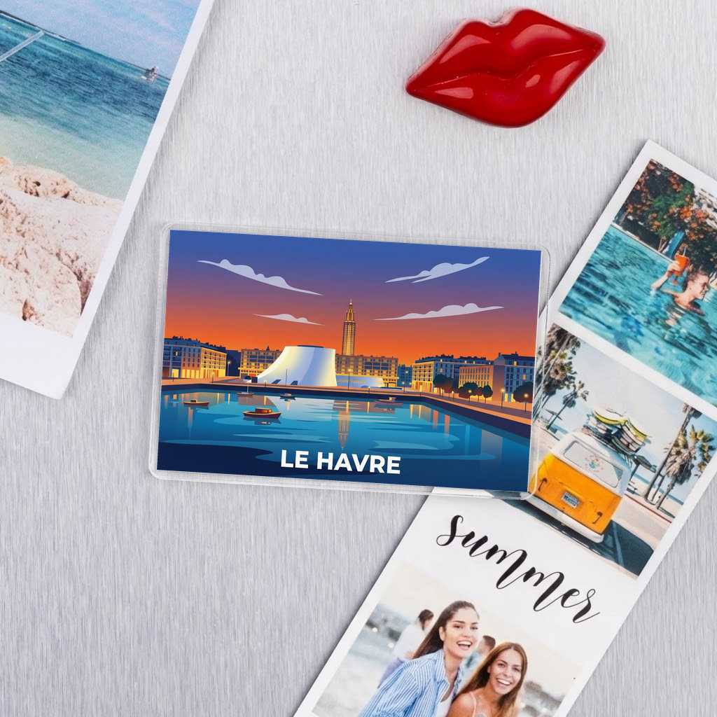 Magnet souvenir de la ville de Le Havre avec une illustration stylisée de son front de mer au coucher du soleil.