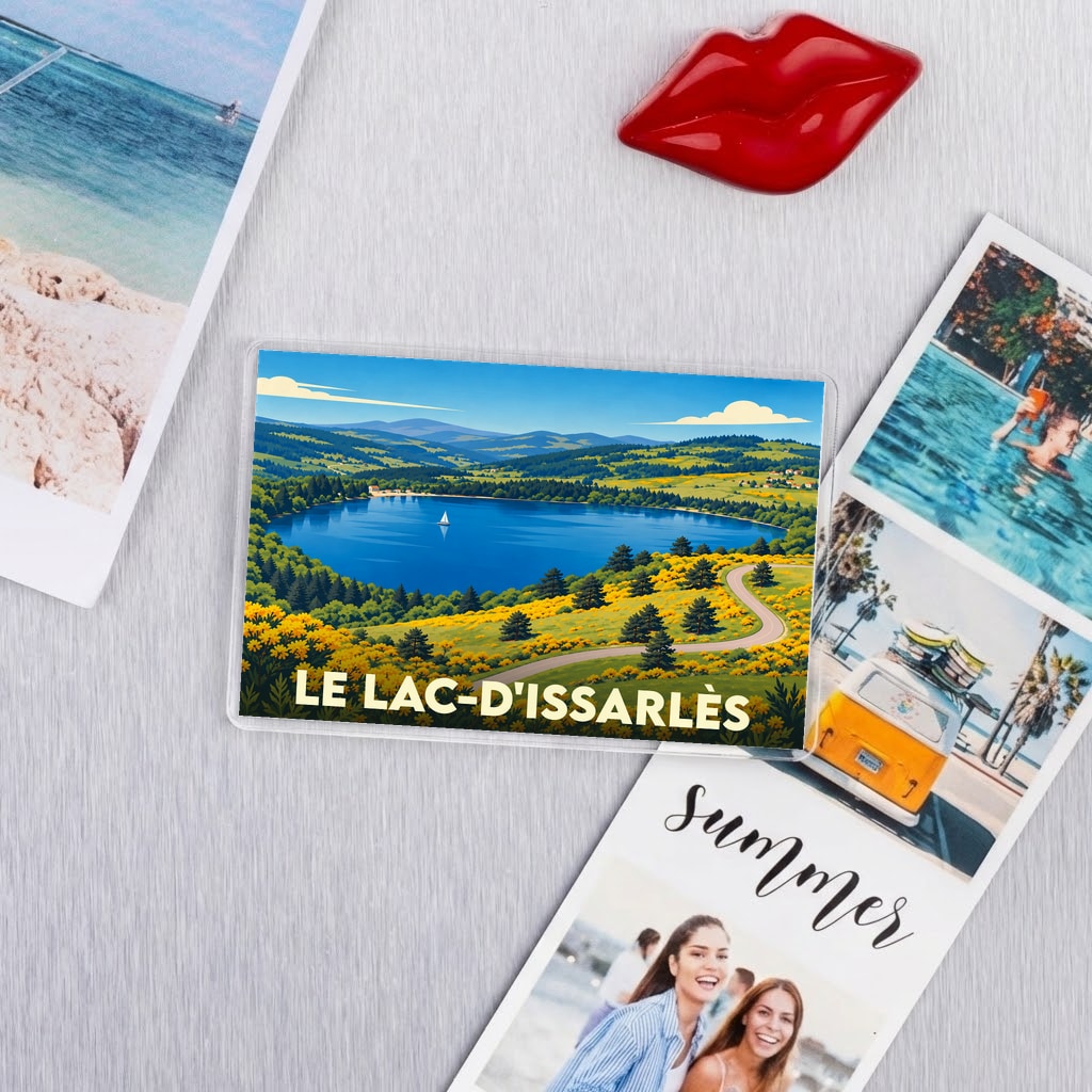 Magnet souvenir du Lac-d'Issarlès avec une illustration stylisée d'un paysage de lac de montagne.