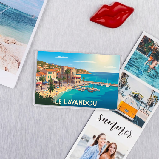 Magnet souvenir de la ville de Le Lavandou avec une illustration stylisée de son bord de mer.