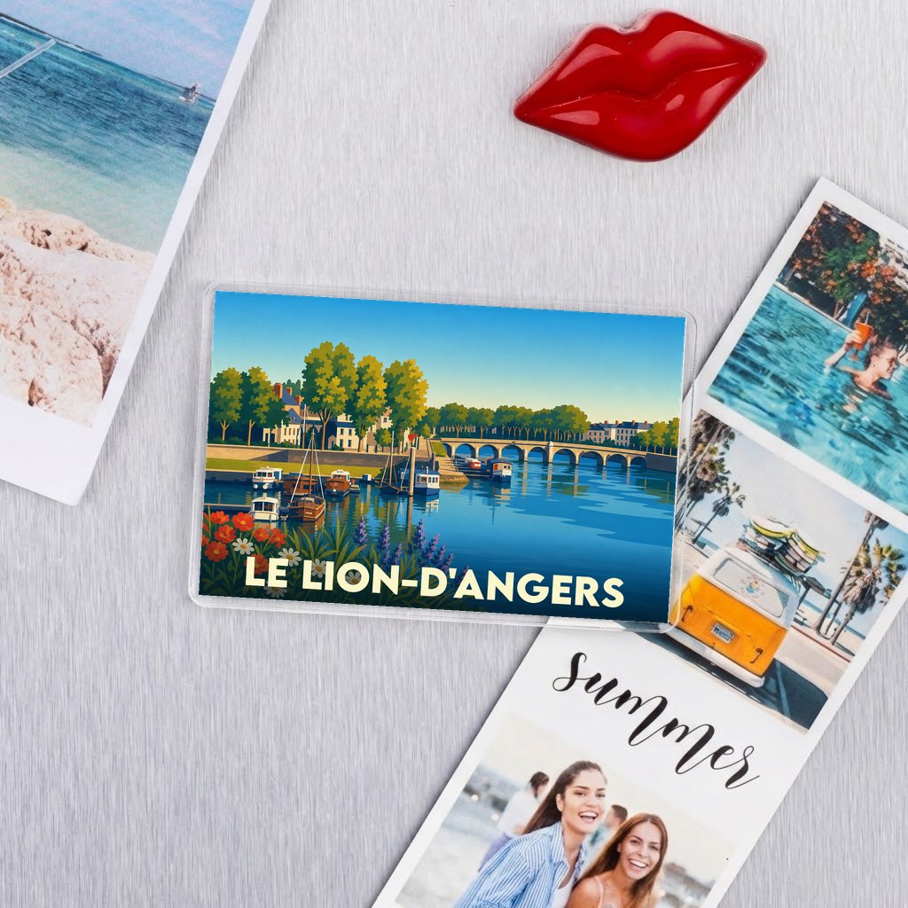 Magnet souvenir de la ville de Le Lion-d'Angers avec une illustration stylisée d'un paysage fluvial.