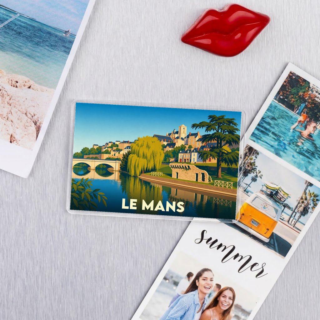 Magnet souvenir de la ville du Mans avec une illustration stylisée.