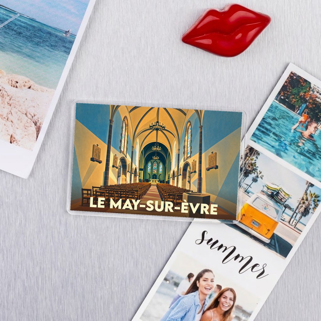 Magnet rectangulaire souvenir de la ville de Le May-sur-Èvre avec une illustration stylisée de l'intérieur d'une église.