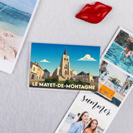 Magnet souvenir de la ville de Le Mayet-de-Montagne avec une illustration stylisée de son église.