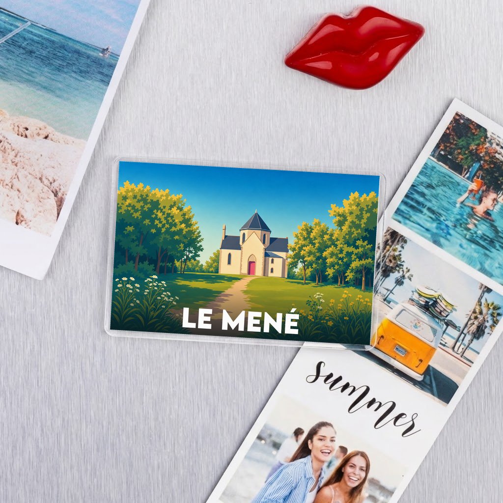 Magnet souvenir de la ville de Le Mené avec une illustration stylisée d'une chapelle entourée de verdure.