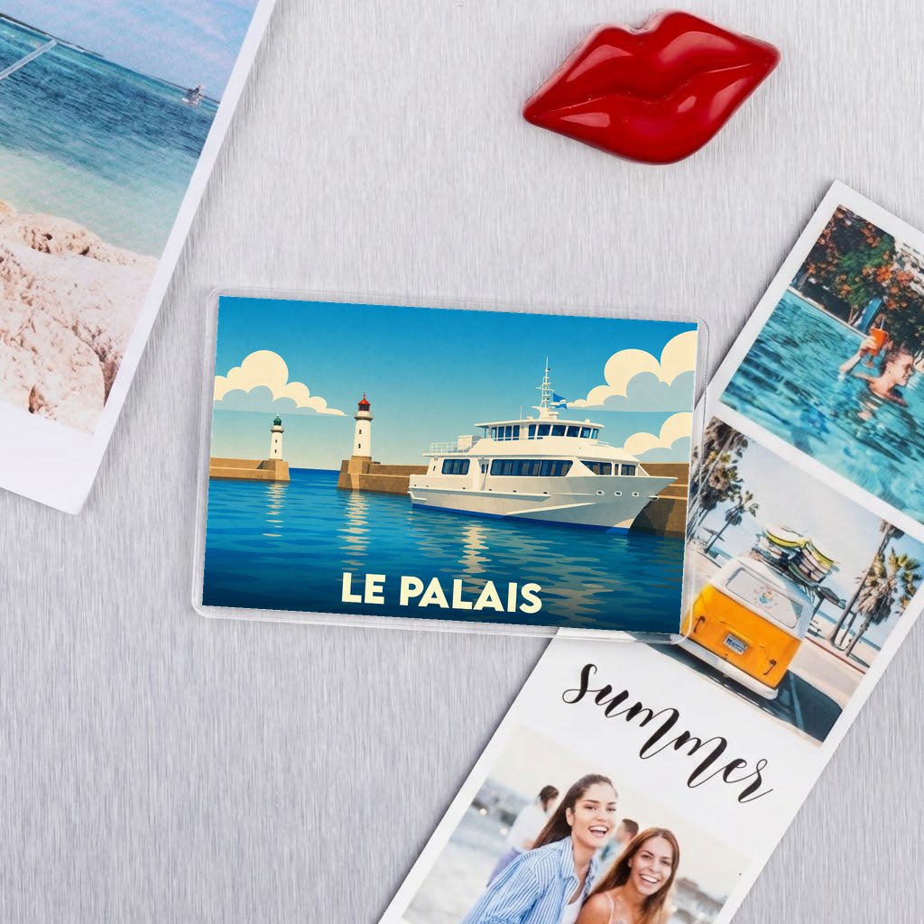 Magnet souvenir de la ville de Le Palais avec une illustration stylisée d'un bateau et d'un phare.