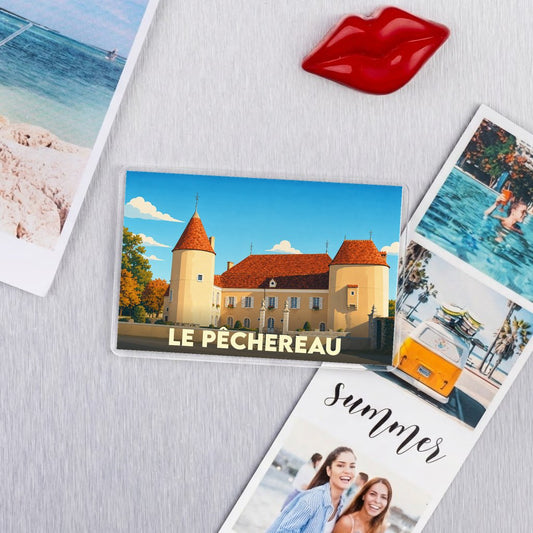 Magnet souvenir de la ville de Le Pêchereau avec une illustration stylisée de son château.