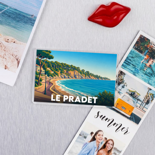 Magnet souvenir de la ville de Le Pradet avec une illustration stylisée de sa côte méditerranéenne.