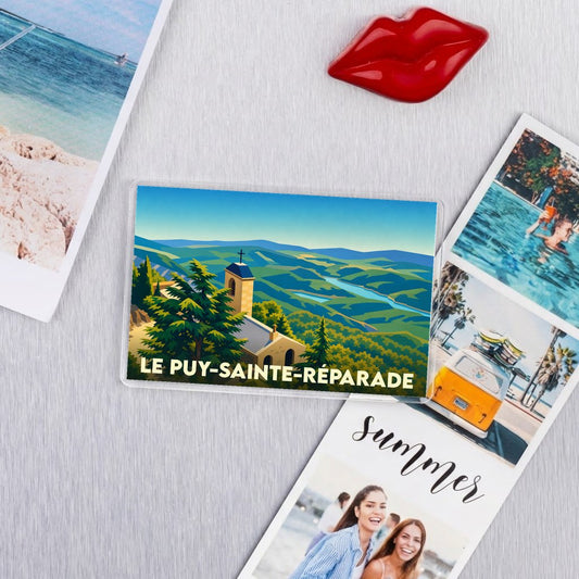 Magnet souvenir de la ville du Puy-Sainte-Réparade avec une illustration stylisée de paysages provençaux.