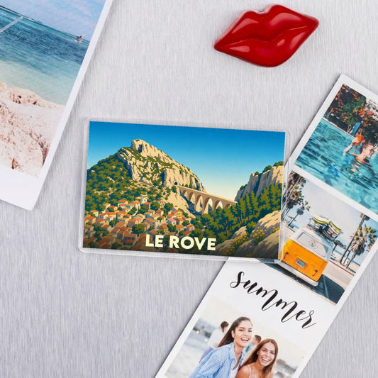 Magnet souvenir de la ville de Le Rove avec une illustration stylisée.