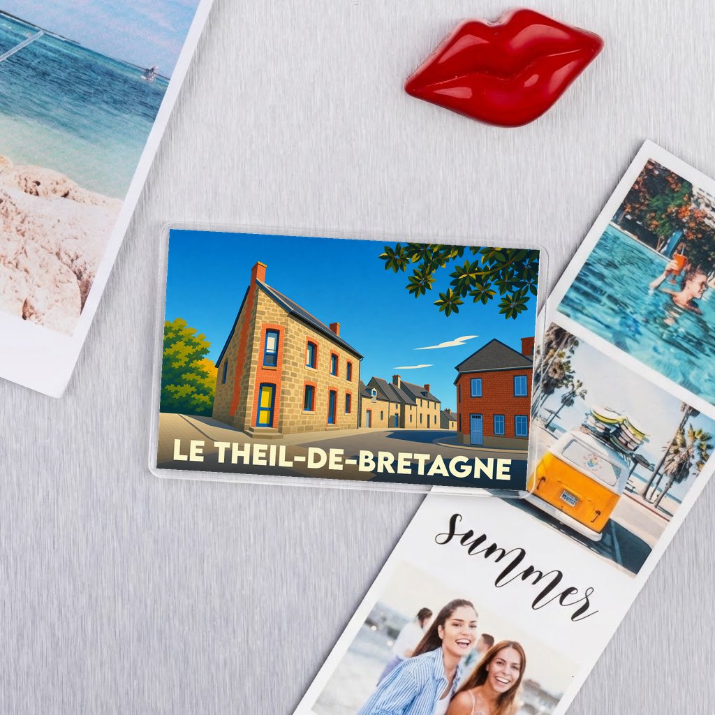 Magnétophone souvenir de la ville de Le Theil-de-Bretagne avec une illustration stylisée de ses maisons en pierre.