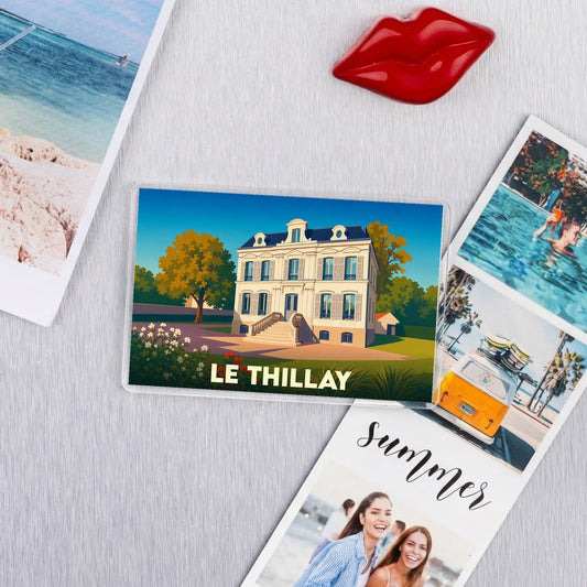 Magnet souvenir de la ville de Le Thillay avec une illustration stylisée d'une grande demeure bourgeoise.
