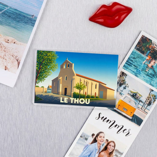 Magnet souvenir de la ville de Le Thou avec une illustration stylisée d'une église.