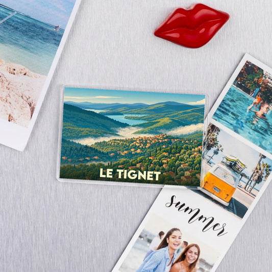 Magnet souvenir de la ville du Tignet avec une illustration stylisée de son paysage vallonné.