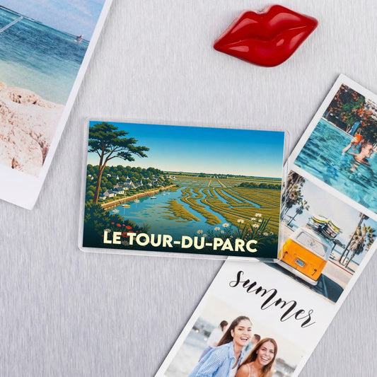 Magnet souvenir de la ville de Le Tour-du-Parc avec une illustration de paysages côtiers et de marais salants.