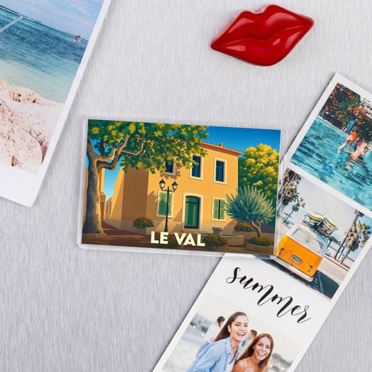 Magnet souvenir de la ville de Le Val avec une illustration stylisée.