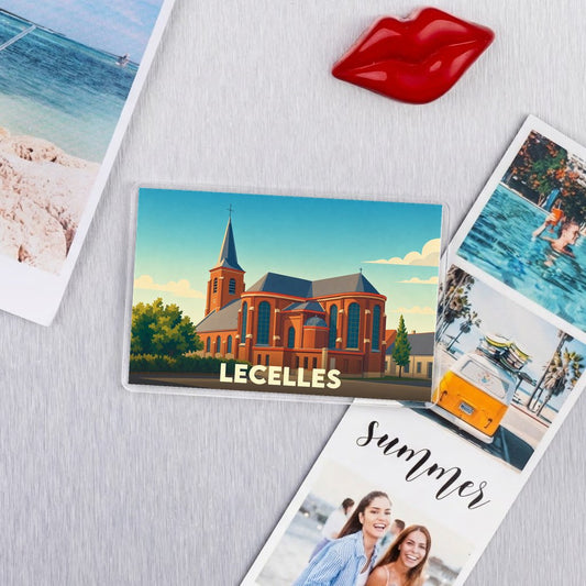 Magnet souvenir de la ville de Lecelles avec une illustration stylisée de son église.