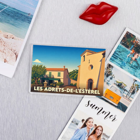 Magnet souvenir de la ville de Les Adrets-de-l'Estérel avec une illustration stylisée.