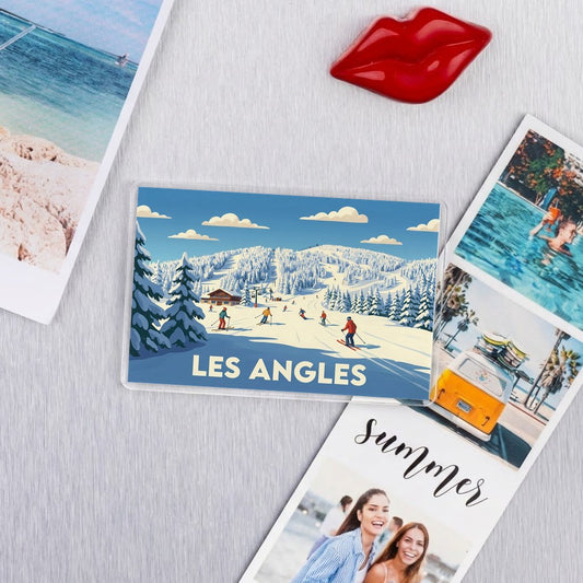 Magnet souvenir de la ville de Les Angles avec une illustration stylisée de sa station de ski.