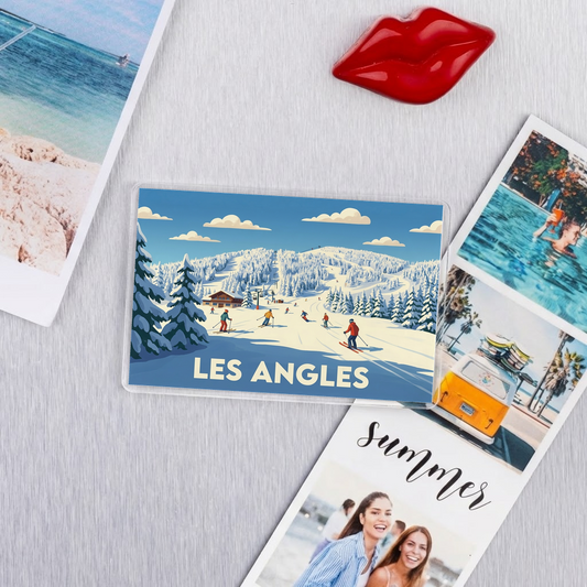 Magnet souvenir de la ville de Les Angles avec une illustration stylisée de sa station de ski.