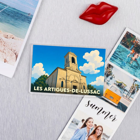 Magnet souvenir de la ville des Artigues-de-Lussac avec une illustration stylisée de son église.
