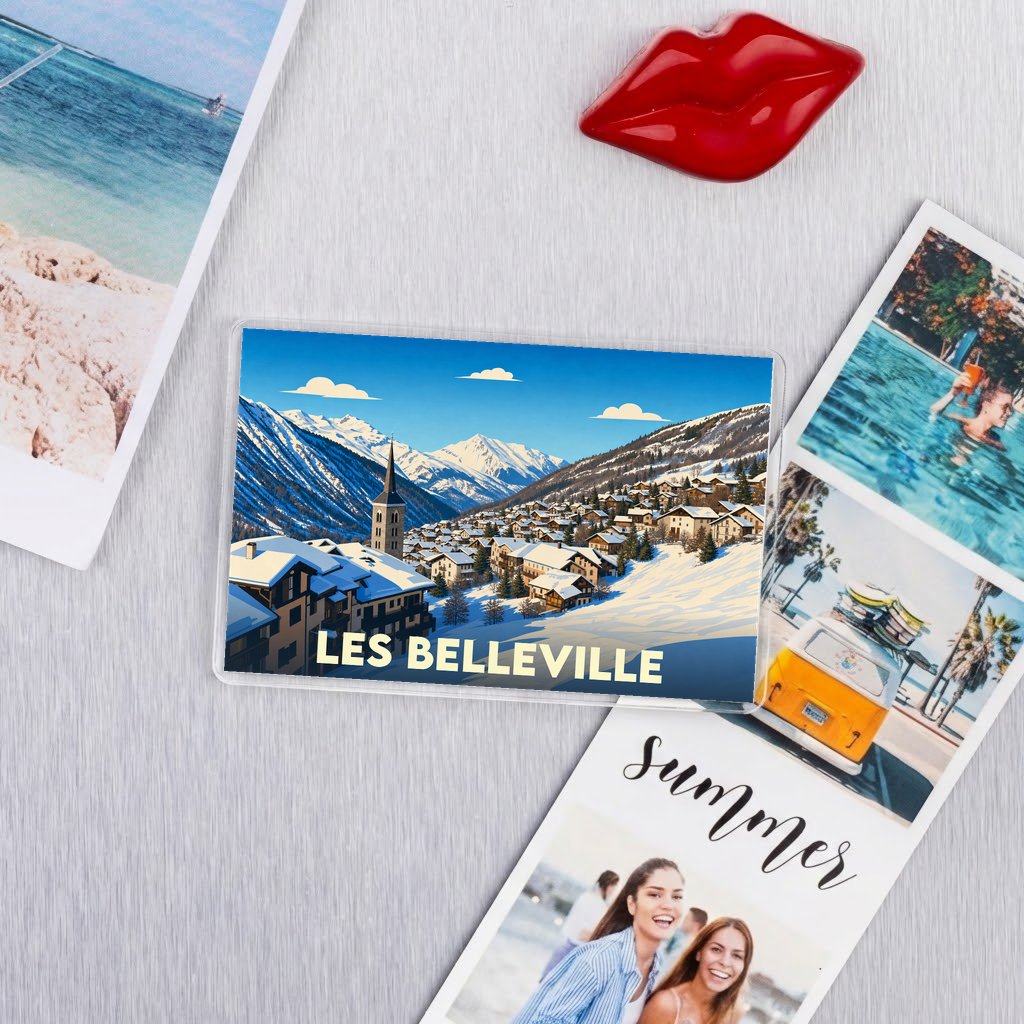 Magnet souvenir de la ville de Les Belleville avec une illustration de station de ski enneigée.