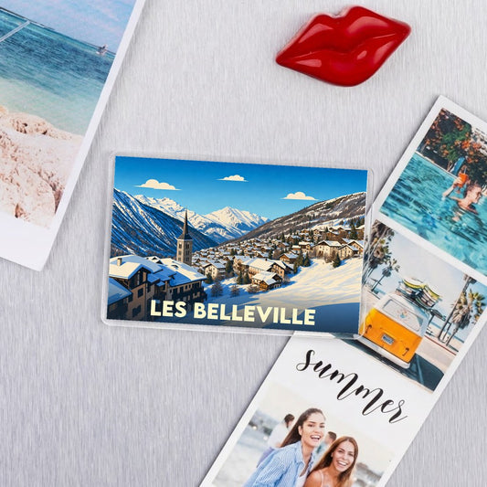 Magnet souvenir de la ville de Les Belleville avec une illustration de station de ski enneigée.