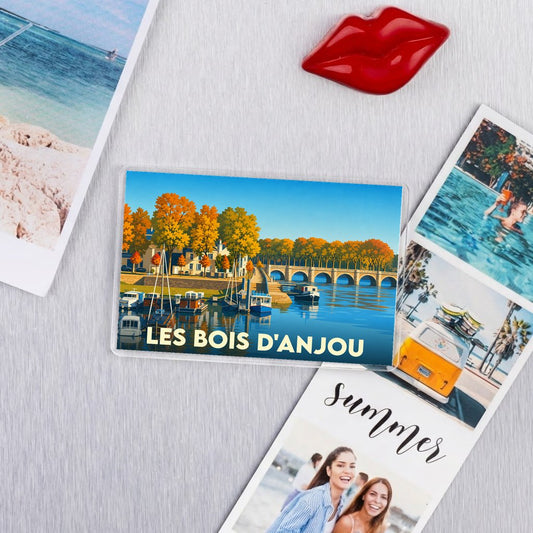 Magnet souvenir de la ville de Les Bois d'Anjou avec une illustration stylisée d'un port fluvial.