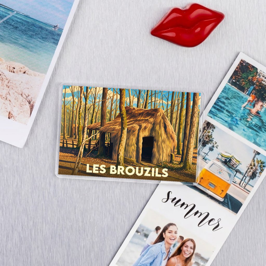 Magnet souvenir de la ville de Les Brouzils avec une illustration d'une cabane en forêt.