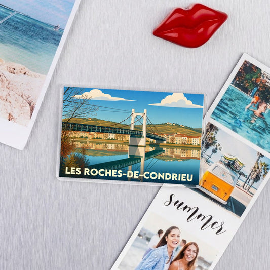 Magnet souvenir de la ville de Les Roches-de-Condrieu avec une illustration stylisée de son pont.