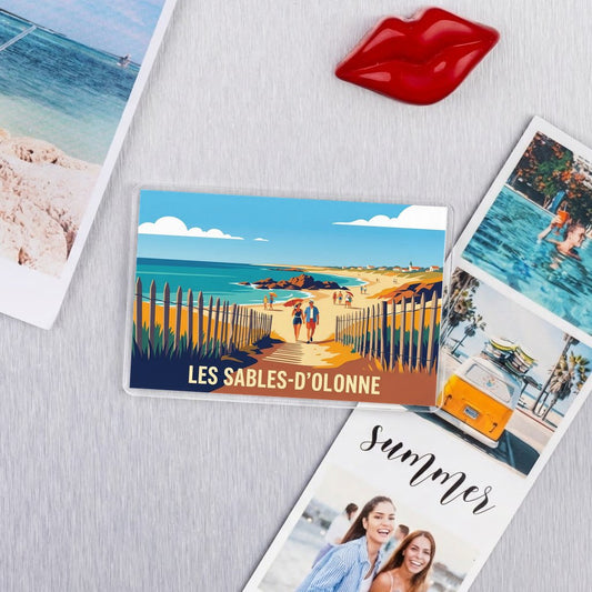 Magnet souvenir de la ville de Les Sables-d'Olonne avec une illustration stylisée de bord de mer.