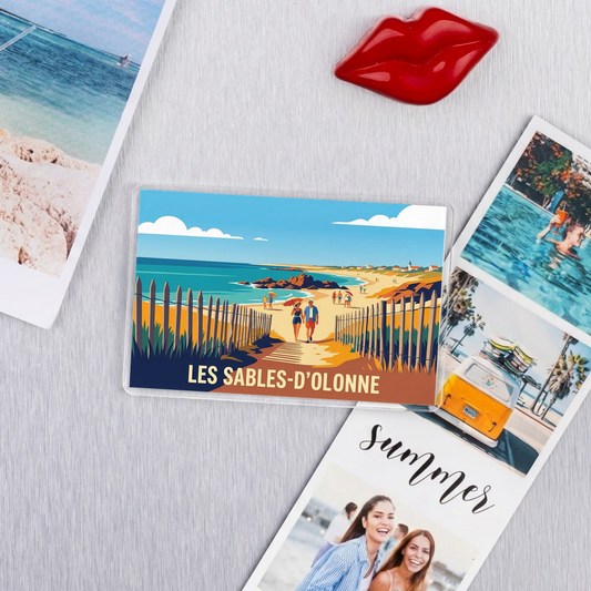 Magnet souvenir de la ville de Les Sables-d'Olonne avec une illustration stylisée de bord de mer.