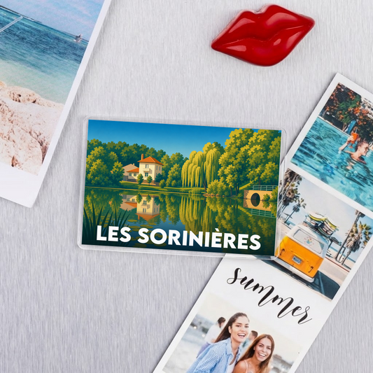 Magnet souvenir de la ville de Les Sorinières avec une illustration stylisée d'un paysage au bord de l'eau.