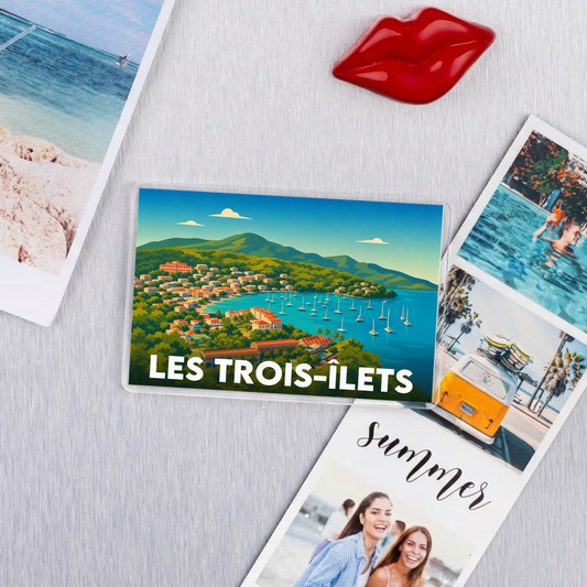 Magnet souvenir de la ville de Les Trois-Îlets avec une illustration stylisée de son paysage côtier.