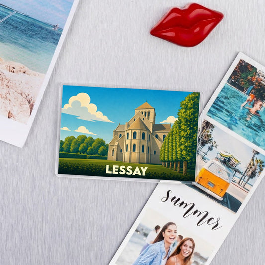 Magnet souvenir de la ville de Lessay avec une illustration stylisée de son abbaye.