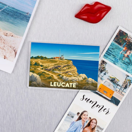 Magnet souvenir de la ville de Leucate avec une illustration stylisée de son phare sur une falaise.