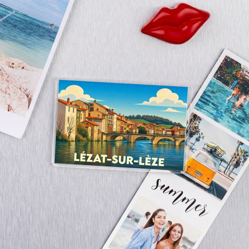 Magnet souvenir de la ville de Lézat-sur-Lèze avec une illustration stylisée d'un pont et de maisons au bord de l'eau.