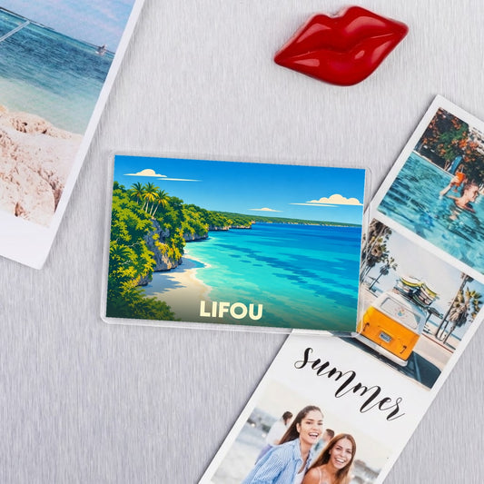 Magnet souvenir de Lifou présentant une illustration stylisée d'une plage tropicale et de falaises.