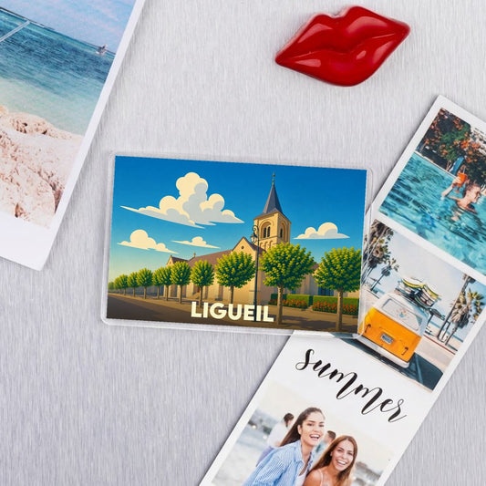 Magnet souvenir de la ville de Ligueil avec une illustration stylisée de son église.
