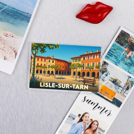 Magnet souvenir de la ville de Lisle-sur-Tarn avec une illustration colorée de sa place centrale.