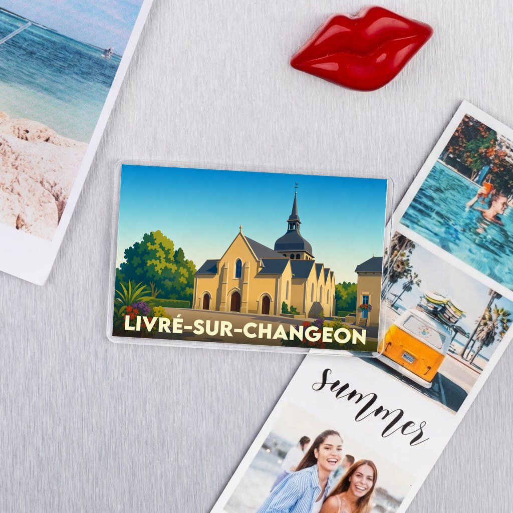 Magnet souvenir de la ville de Livré-sur-Changeon avec une illustration stylisée de son église.