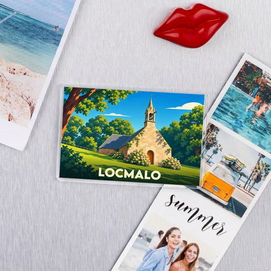 Magnet souvenir de la ville de Locmalo avec une illustration stylisée d'une petite église.